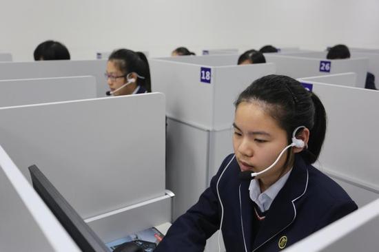 华东师大一附中在外语听说模拟教室进行英语口语教学。摄影:陆嘉辉