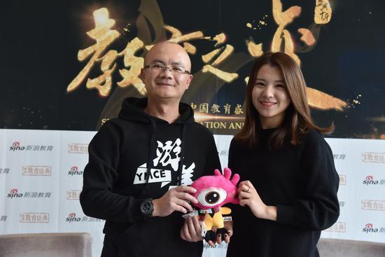 游美国际营地教育的创始人、CEO 李璟晖(左)
