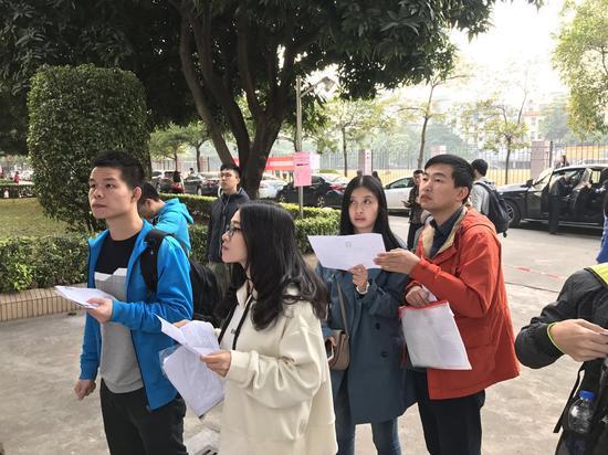广东轻工职业技术学院,考生在寻找自己所在的试室。