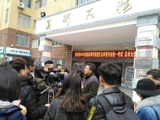 贵州师范大学考点负责人向记者介绍考点考试组织实施情况