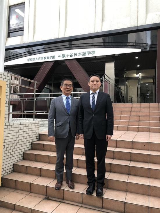 (左)千驮谷日本语学校理事长吉冈正毅先生与(右)金吉列留学总裁冉维一先生合影