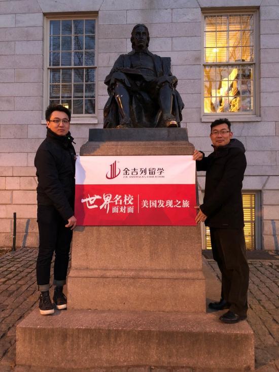 (右)金吉列留学常务副总裁郑应文先生(左)金吉列留学国际发展中心北美院校合作中心总监梁骁先生