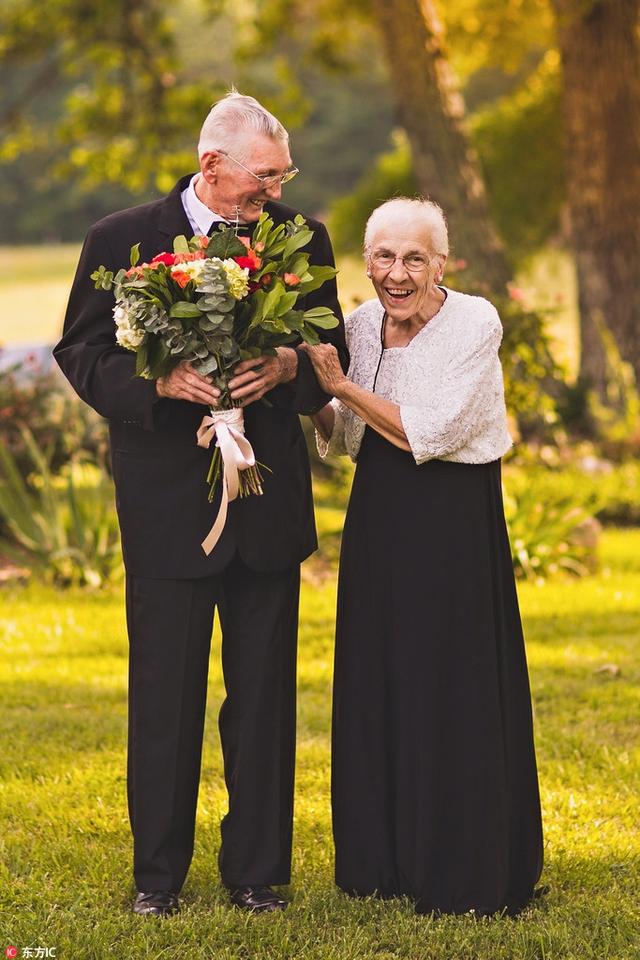 美国恩爱老人拍摄65周年纪念照,爱到白发苍苍依然甜蜜如初.
