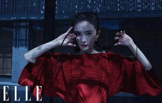 ▲杨幂在西塘良壤酒店 @《ELLE世界时装之苑》2019年11月号