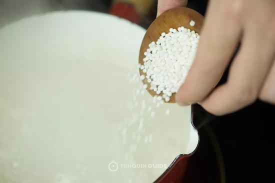 煮之前不能洗不能冲,也不能凉水下锅