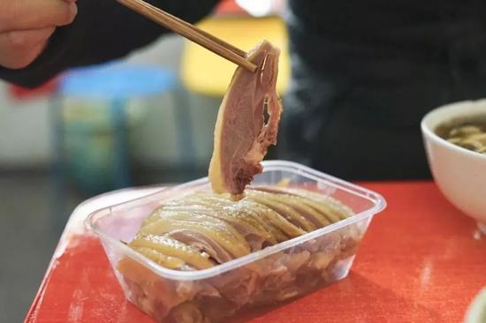 华城油鸡卤菜店的板鸭 © 十八频道标点美食