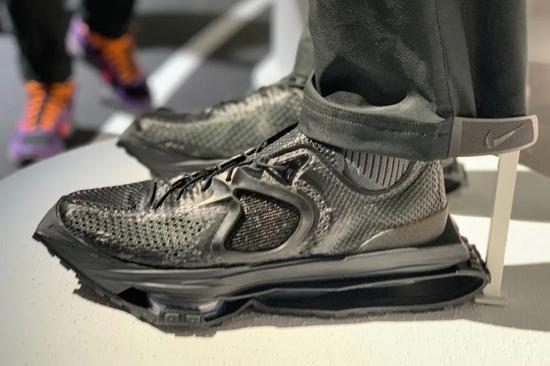 1017 ALYX 9SM x Nike Zoom MMW 4发售日期:2020 年
