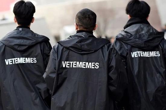 时装周上亦不乏穿着 Vetememes 雨衣的人士