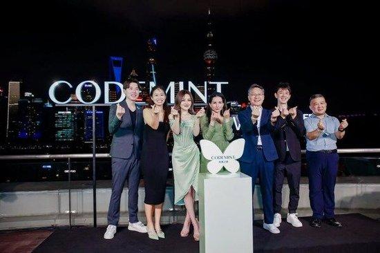 CODEMINT纨素之肤"黑蝶漫舞"派对高层亮相,从左至右依次为:Alex、Lynn、周扬青、Shana Randhava、崔京、Josef、申英杰