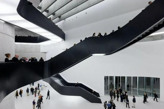 ▲国立21世纪艺术博物馆 摄影:Iwan Baan(上&下)、Zaha Hadid Architects(中)