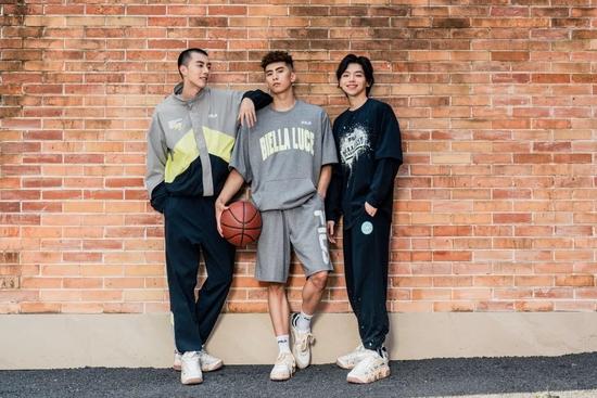 国家级篮球运动健将、知名街球手张照洋(中) 演绎 FILA FUSION 全新潮流运动系列服饰