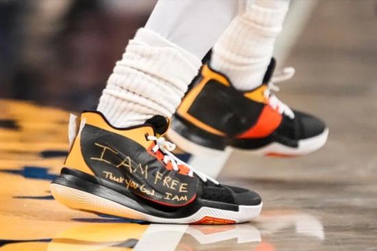 Kyrie Irving 贴标 Nike 签名鞋