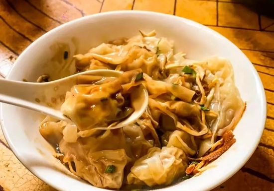 郑七七实拍:拌馄饨