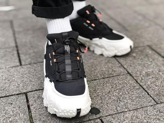 image:sneakers-actus