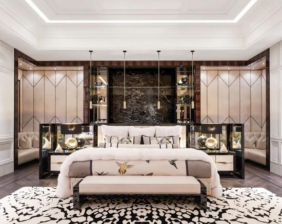 卧室之一,配有 Alexander McQueen 为 The Rug Company 设计的蜂鸟挂毯