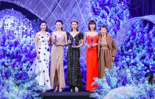 亚洲最具影响力时尚风云人物、中国超模教母韩姨(韩颖华);第62届环球小姐中国区总冠军、IFSM国际时尚超模大赛全球总冠军、亚太区主席靳烨女士为女模组冠军戚沅熙、亚军丁文玉、季军许辛迪颁奖