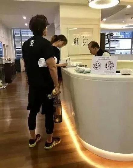 就算分手那么久,还有媒体发现他们穿着情侣服去健身