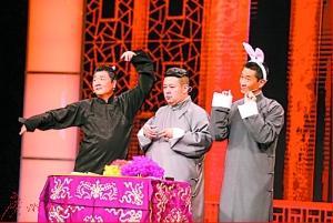 周杰(右)的相声首秀获得业内人士点赞。