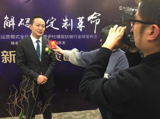 丽莱资本执行总裁正在接受杭州电视台生活频道记者采访