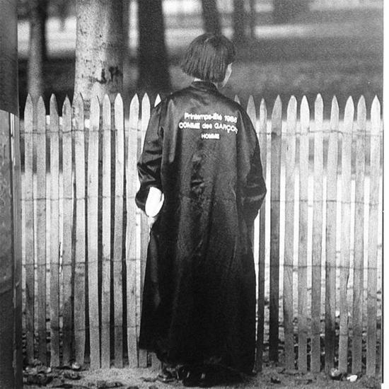 川久保玲身穿 Comme des Garçons 的 Staff Coat