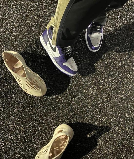 脚踩 Air Jordan I,YEEZY 扔在一边 | Via @kanyewest