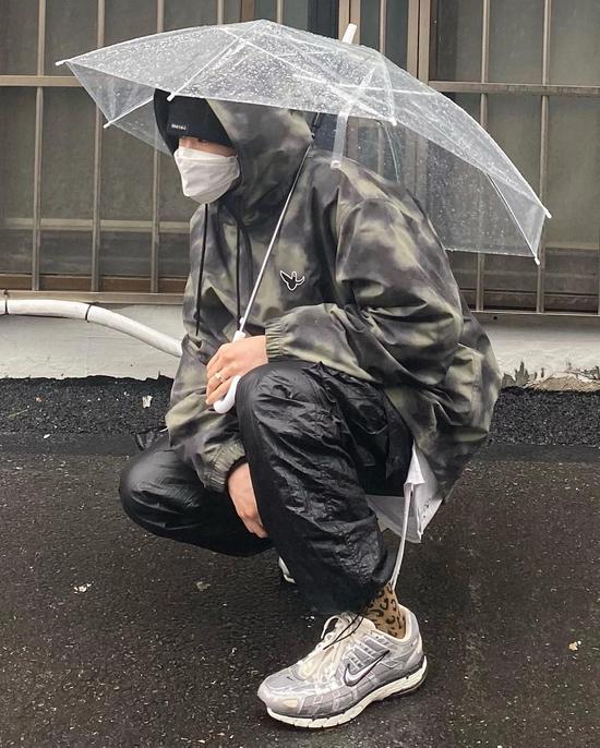 Mark Gonzales幽灵刺绣雨衣外套搭配NikeP-6000