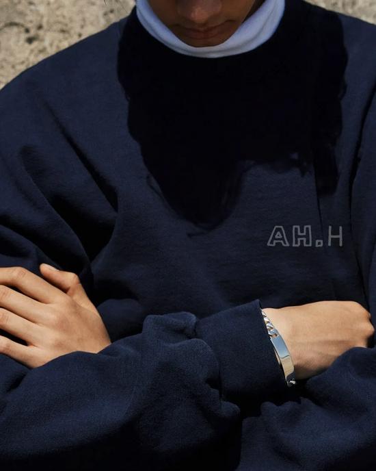 卫衣和卫裤均来自 Los Angeles Apperal