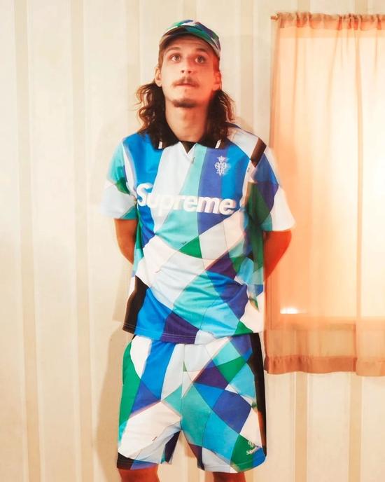 与 Emilio Pucci 的瞩目合作中也有带来球衣单品