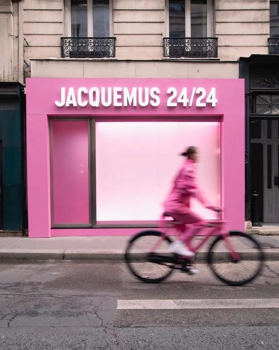 与 JACQUEMUS 24/24 全粉色的空间相得益彰