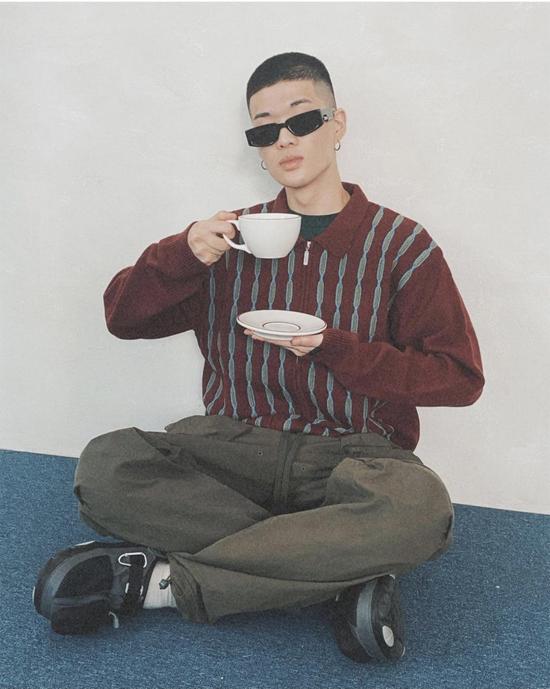thisisneverthat上衣 搭配HERON PRESTON裤子、Crocs鞋子