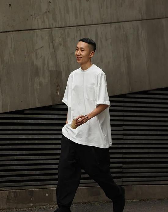 日系圆领纯色套头短袖休闲百搭宽松 T 恤