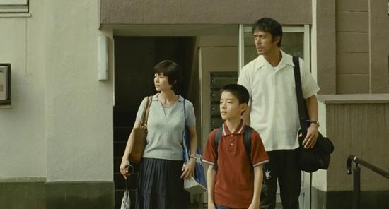 ▲《比海更深》中的一家人