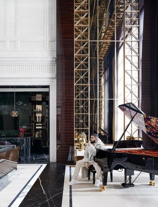 客厅,摆放着一台 Ferris Rafauli x 村上隆定制的 Bösendorfer 钢琴