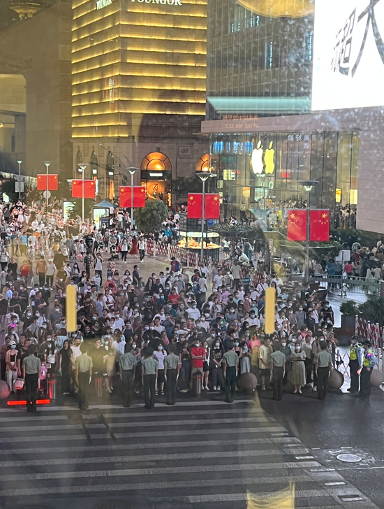 10.2的上海南京路 / 编辑部同事实拍@耶耶