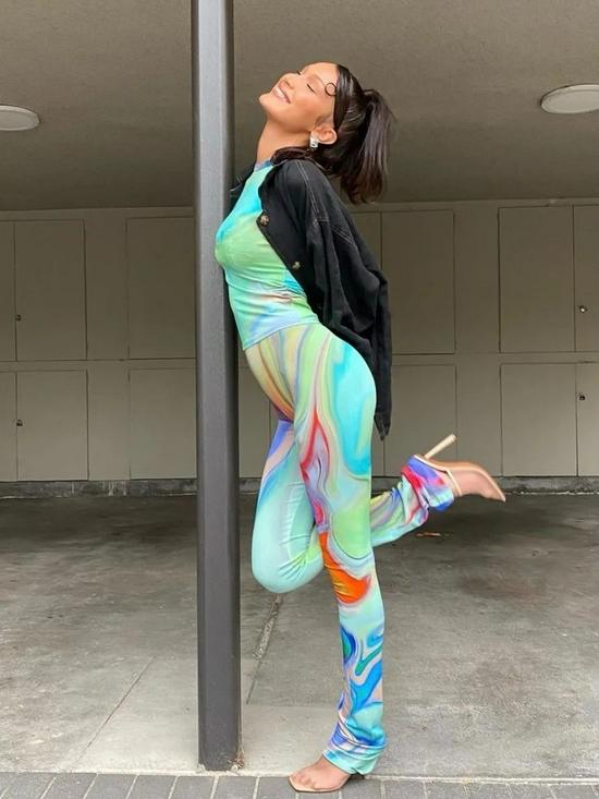 Cardi B / Bella Hadid