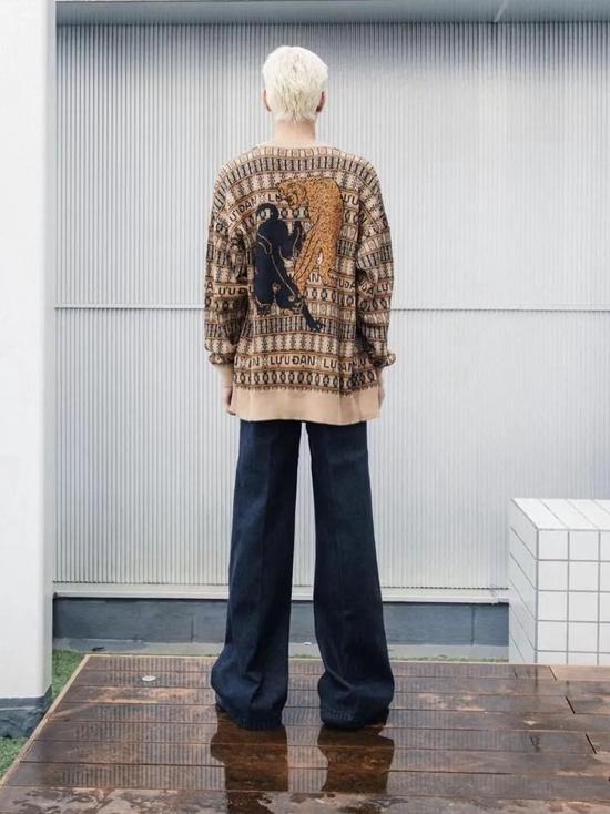 Jaguars Sweater / Via LU‘U DAN