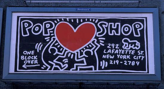 甚至店铺的广告牌也是由Keith Haring本人亲自手绘