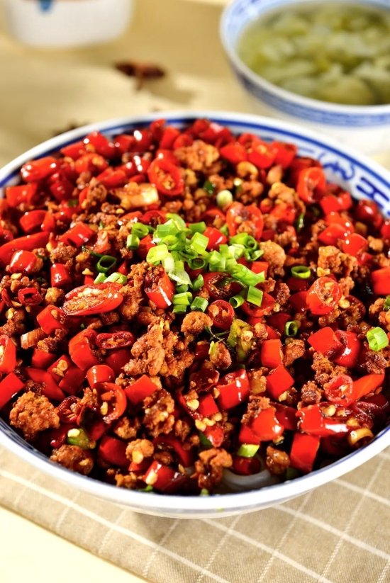 香辣肉沫拌粉。