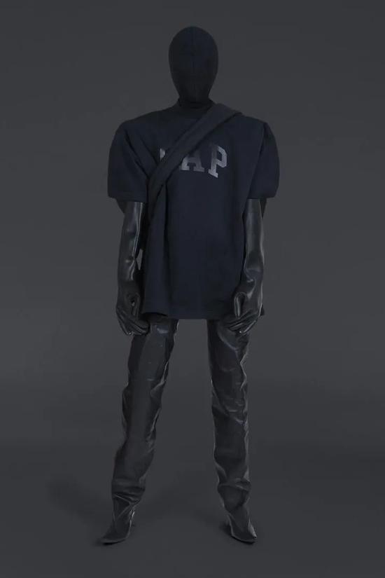 YEEZY GAP ENGINEERED BY BALENCIAGA 系列部分 look | Via VOGUE