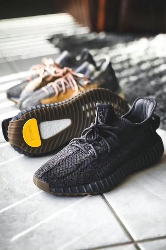 YEEZY Boost 350 / 350 V2