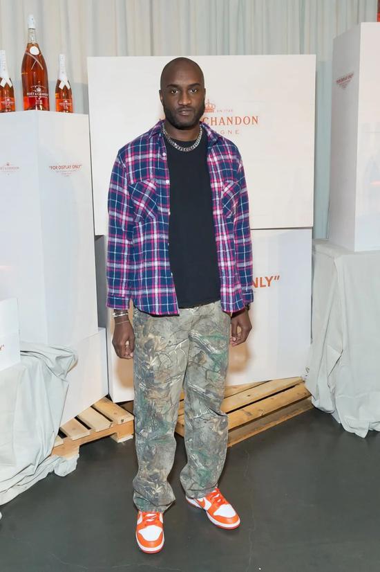 去年一月 Virgil Abloh 就脚穿16年发布的 Nike Dunk High“雪城”在巴黎时装周上亮相
