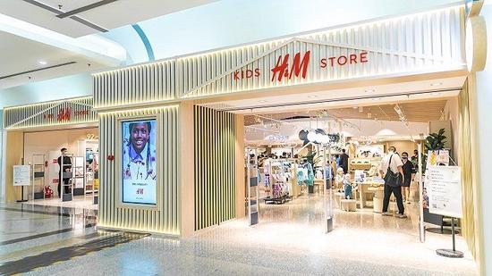 2021年5月21日,H&M中国首家童装概念店在北京金源新燕莎Mall开业。