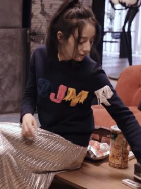 字母流苏毛衣:SJYP