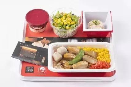 与日本航空公司合作推出的“飞机餐”盐烤照烧鸡盖饭