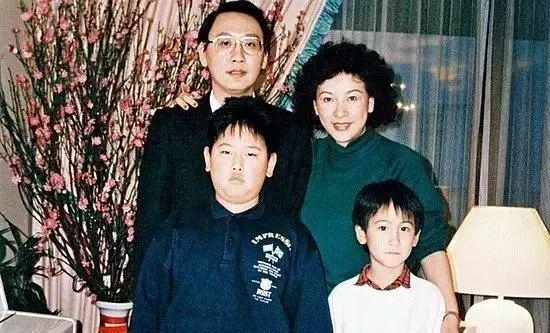 汤珈铖和父母、哥哥合影