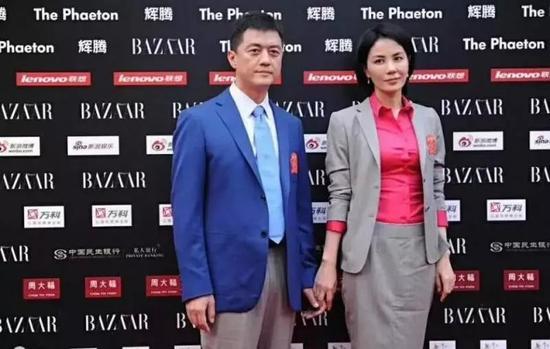 王菲和李亚鹏离婚了,参加活动还是手牵手