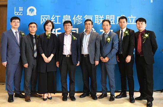 (联盟总顾问及首批成员从左至右依次为:范荣杰、张金辉、师俊莉、曹谊林、郭树忠、巫文云、夏正义、谢俊)