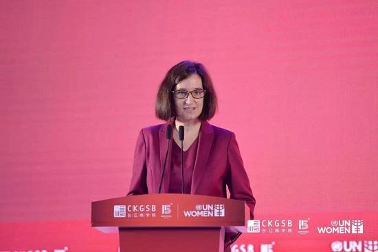 美国驻华使馆公使衔领事参赞Julie L. Kavanagh(万如意)女士为论坛做主旨演讲