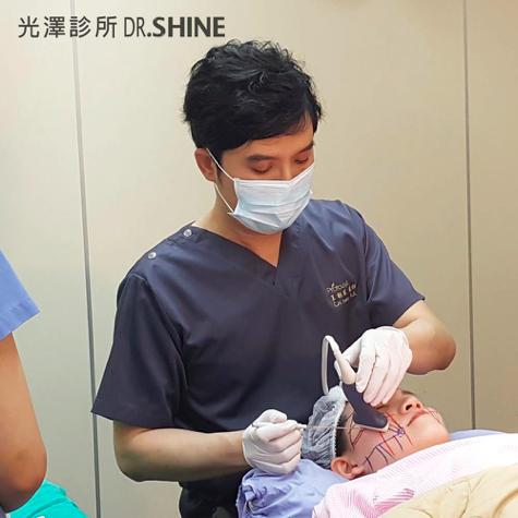 工作中的王朝辉医生