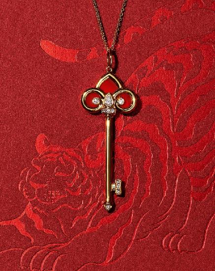 Tiffany & Co. 蒂芙尼Keys系列新春限量款18K黄金镶嵌红玉髓及钻石鸢尾花造型钥匙吊坠 (线上专属)